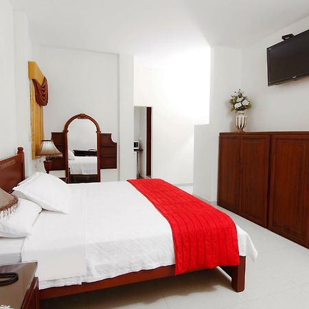 Hotel Versailles Internacional Guayaquil Exterior photo